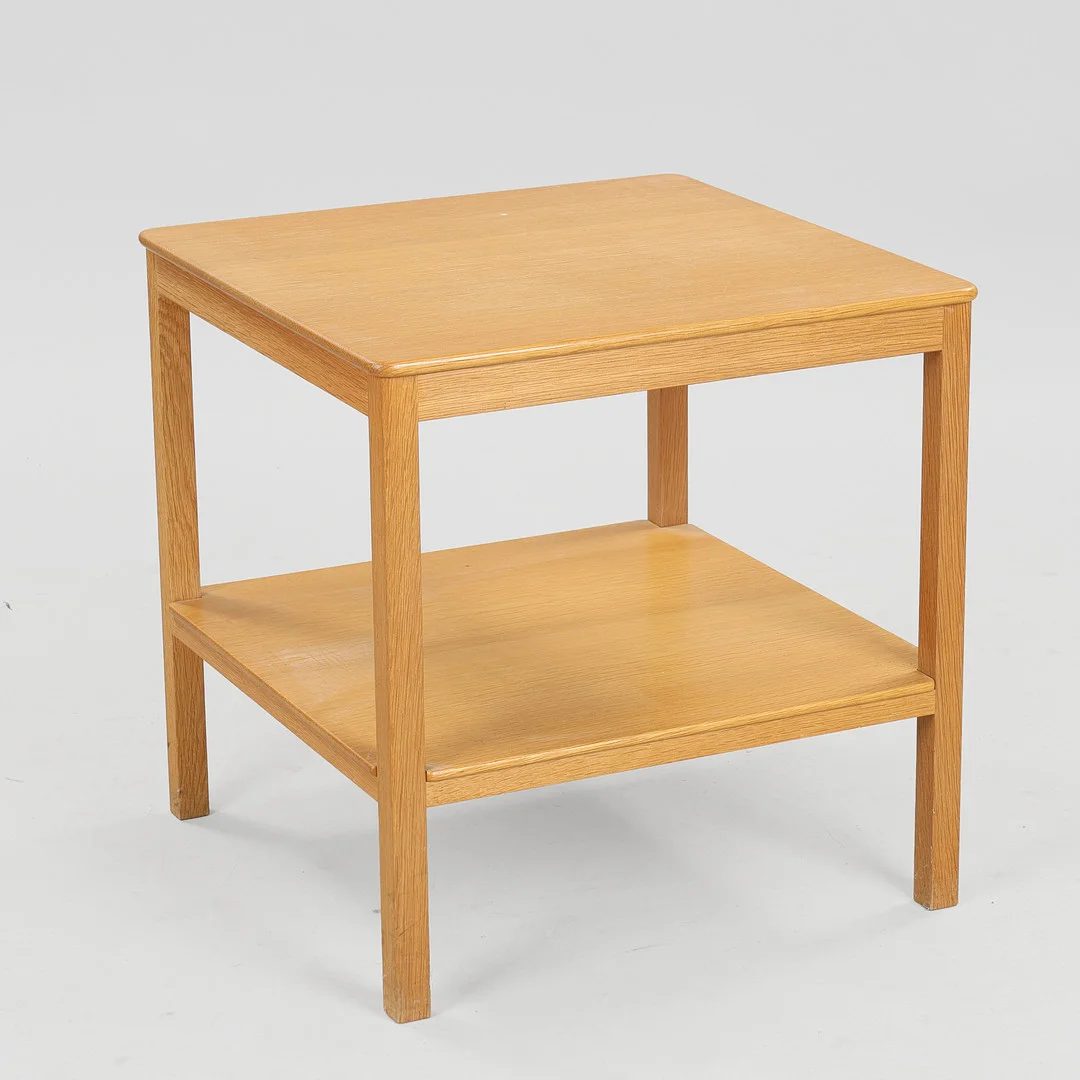 KAARE KLINT. Kvadratisk sofabord af egetræ med underliggende hylde, Rud Rasmussens Snedkerier, Danmark, formgivet 1933. — Coffee Tables — Palsgaard Kunstauktioner