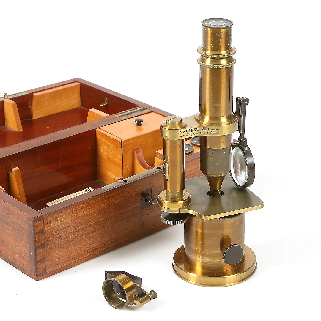 MIKROSKOP med FÖRVARINGSLÅDA, Nachet, Paris, 1800-talets mitt. — Technica & Nautica — Stadsauktion Sundsvall