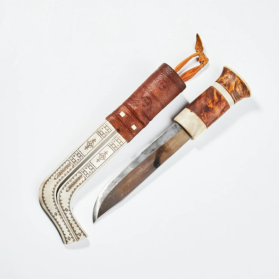 NIKOLAUS FANKKI. huggare, Kaitum, signerad, skaft i horn och masurbjörk, slida med genombruten dekor och graverad. — Ethnographica — Stockholms Auktionsverk Sickla