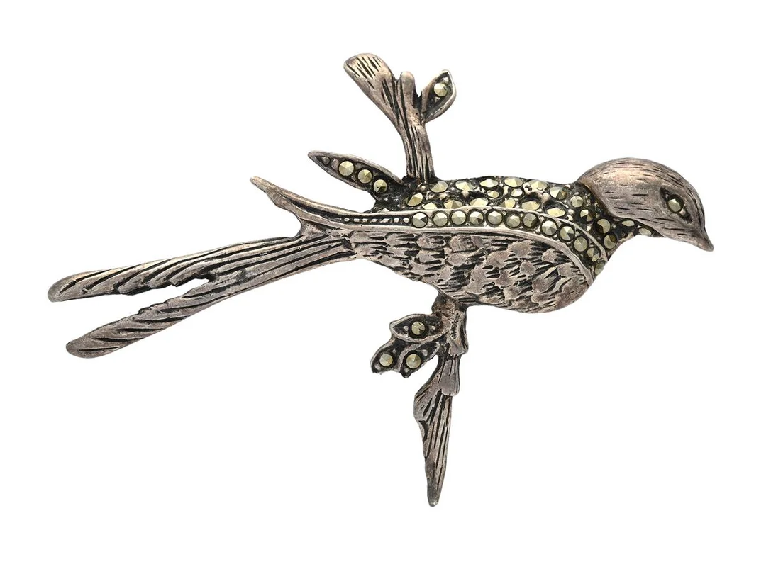 BROSCH, silver, markasiter, fågel, bredd 5,5 cm, vikt 7,2 g. — Smycken/Brosch — Kaplans