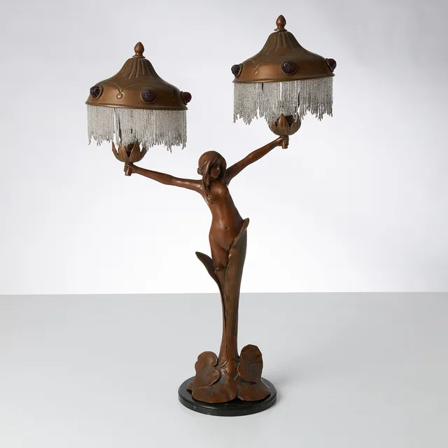 BORDSLAMPA, jugend, bronserad zinklegering, i form av kvinnofigur, två ljuspunkter.