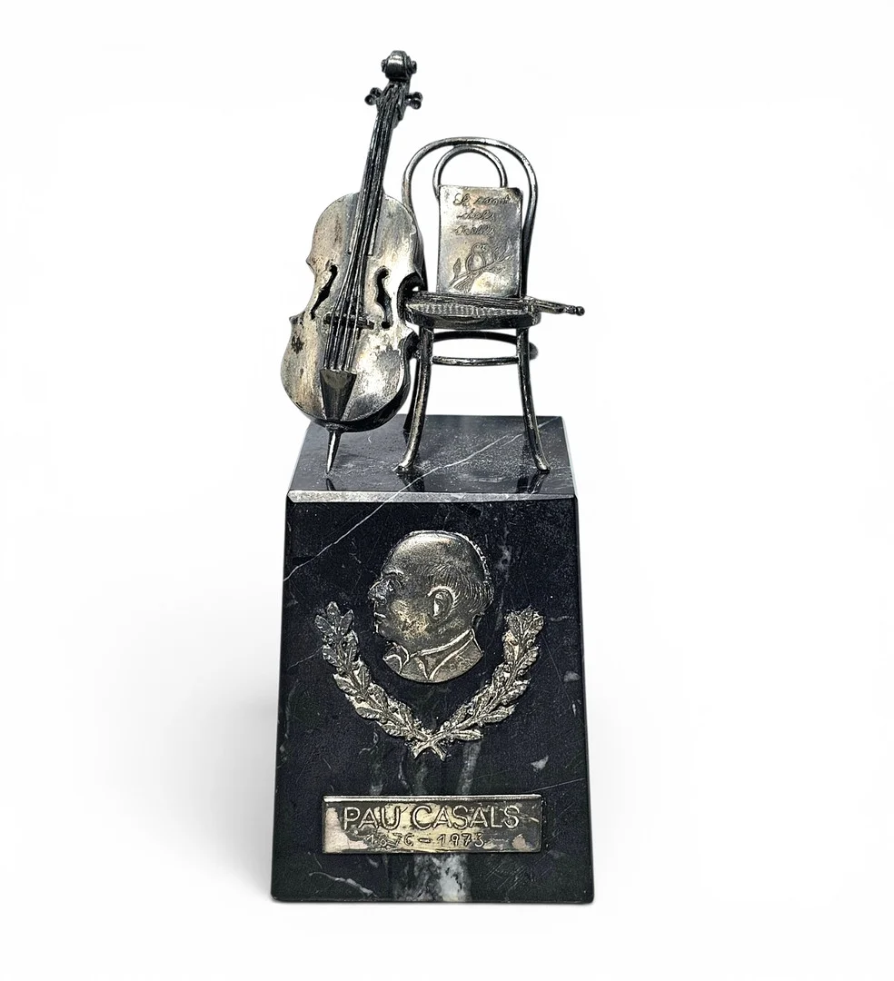Escultura en honor a Pau Casals en metal plateado. — Other collectables — Arce Auctions
