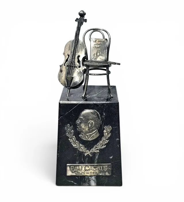 Escultura en honor a Pau Casals en metal plateado.