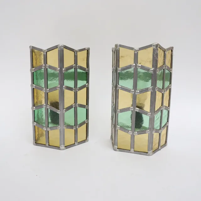 VÄGGLAMPOR ETT PAR, omkring 1900-talets mitt, blyspröjsat olikfärgat glas.