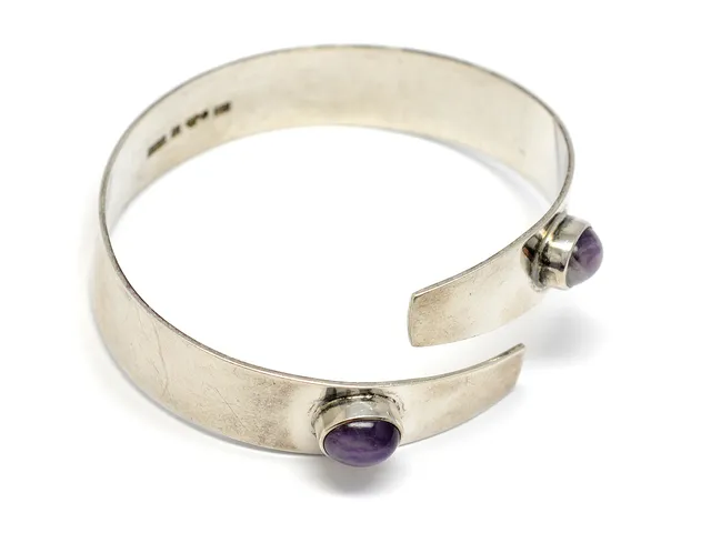 ARMRING, silver, 2 cabochonslipade ametister, Sjölins Guldsmedsateljé, Malmö 1965, 6,4 x 5,7 cm, vikt 30,3 g.