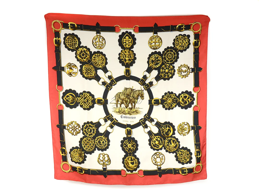 SCARF, HERMÈS, Cuivreries, Francoise de la Perriere, 100 % siden, 90x90 cm, röd, vit, svart, brun, gul. Någon fläck. — Accessoarer/Scarves — Kaplans