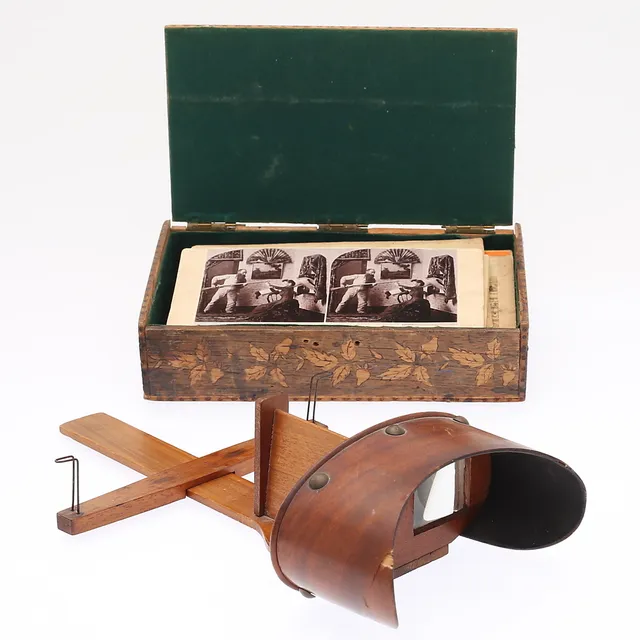 STEREOSKÅP MED STEREOFOTOGRAFIER, 1800/1900-tal.