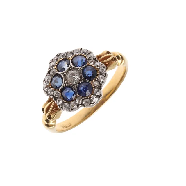 AN ANTIQUE SAPPHIRE AND DIAMOND CLUSTER RING.
