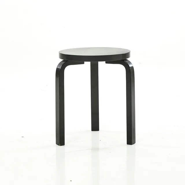 ALVAR AALTO. pall, modell 60, Artek, skiktlimmad björk, svartmålad, etikettmärkt, märkt år 2007.