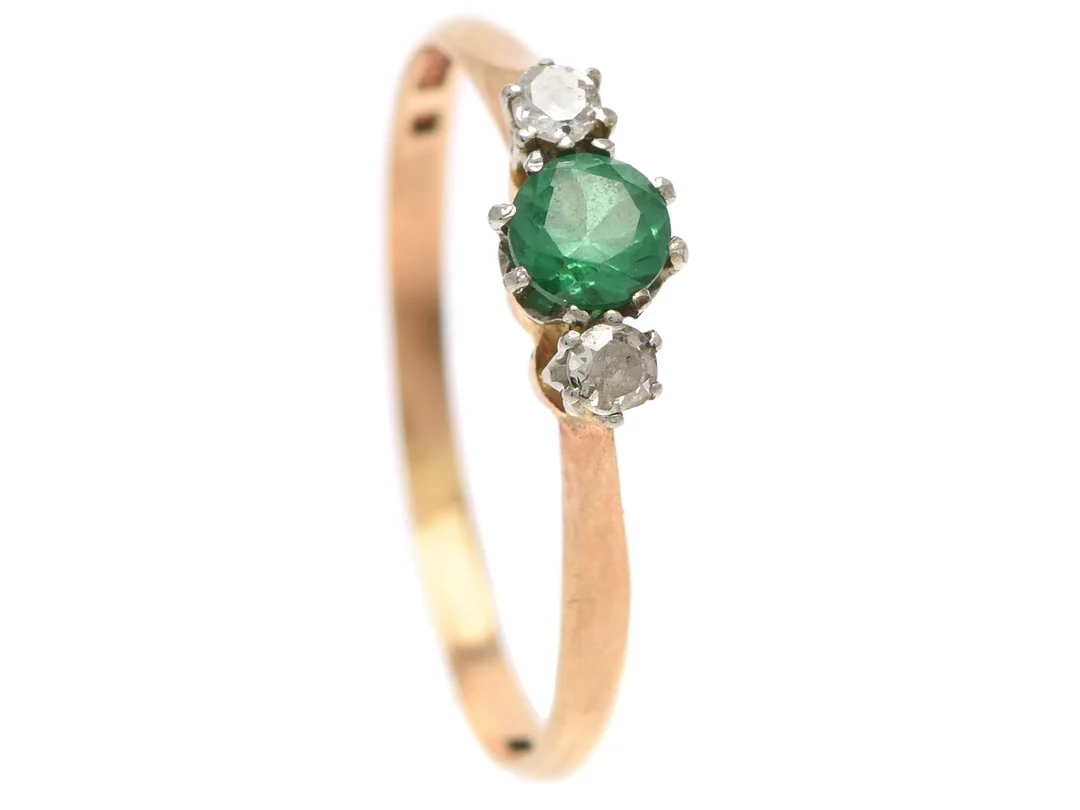 RING, 18K guld, smaragd, 2 åttkantslipade diamanter ca 0,06 ctv, stl 16,75 mm, vikt 1,2 g. — Smycken/Ring — Kaplans