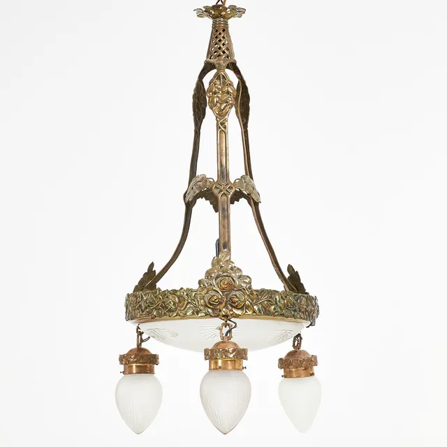 ARVID BÖHLMARKS LAMPFABRIK. Taklampa, Jugend, 1900-talets första delar, brons, dekor av rosor, tre hängade kupor, en ljuspunkt centralt.
