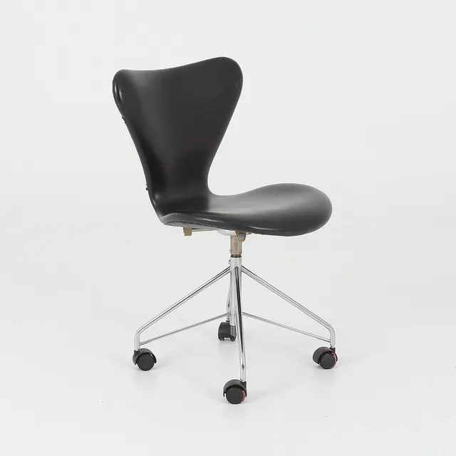 ARNE JACOBSEN. Arbetsstol, på hjul, "Sjuan", Fritz Hansen, Danmark.