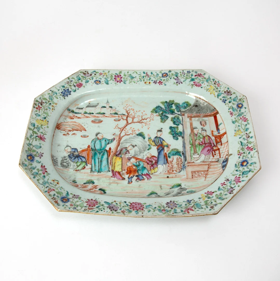 STEKFAT. Porslin, famille rose, Kina, 1700-tal. — Ceramics & Porcelain — Stockholms Auktionsverk Göteborg