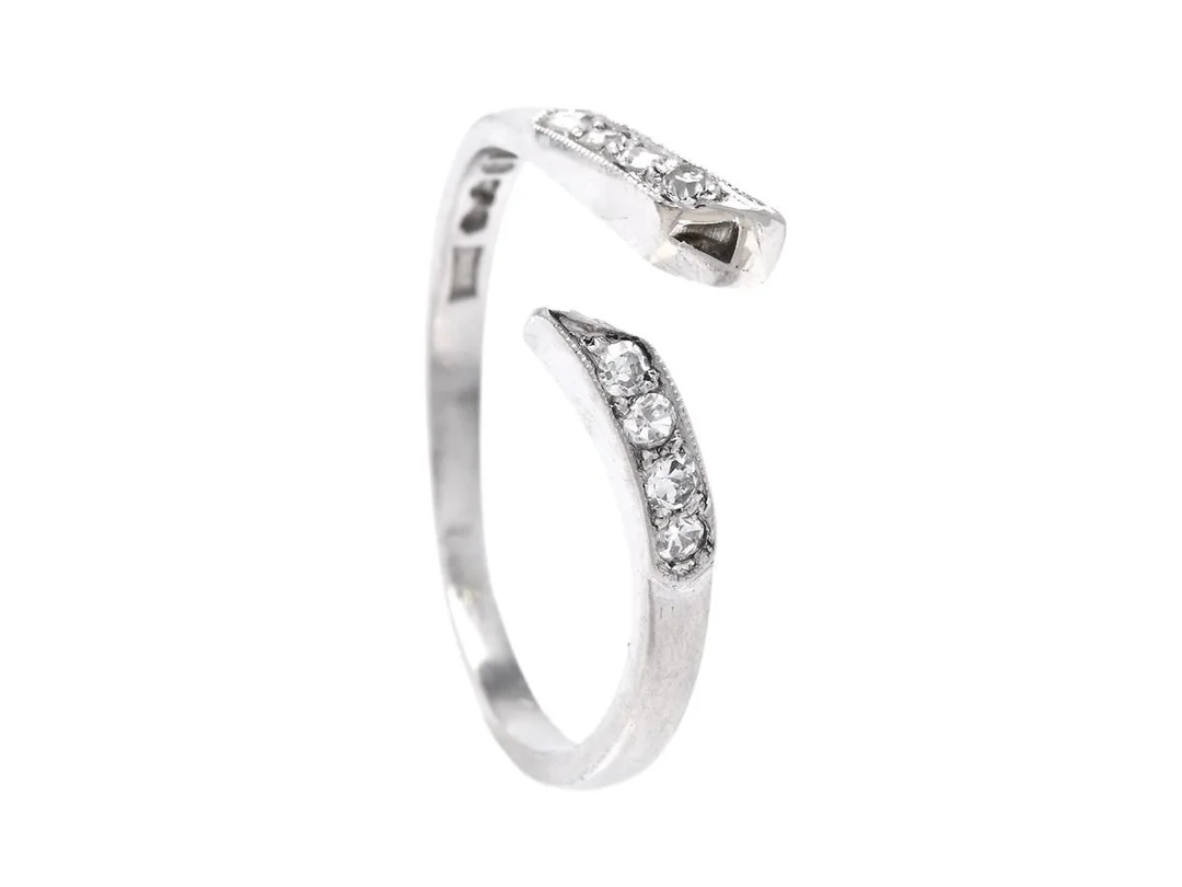 RING, platina, 8 åttkantslipade diamanter ca 0,10 ctv, J.M. Johansson, Göteborg 1938, stl 16,5 mm, vikt 2,3 g. — Smycken/Ring — Kaplans