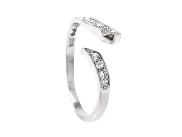 RING, platina, 8 åttkantslipade diamanter ca 0,10 ctv, J.M. Johansson, Göteborg 1938, stl 16,5 mm, vikt 2,3 g.
