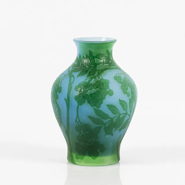 AXEL ENOCH BOMAN. Vas. Glas. Reijmyre. Överfångsteknik i grönt samt blått.