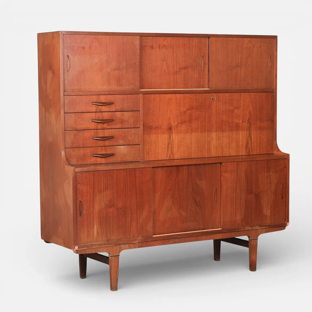 DANSK MØBELDESIGN. Skænk af teaktræ, skydelåger, skuffer, skriveklap samt barindretning, ca. 1960'erne. — Cupboards, Cabinets & Shelves — Palsgaard Kunstauktioner