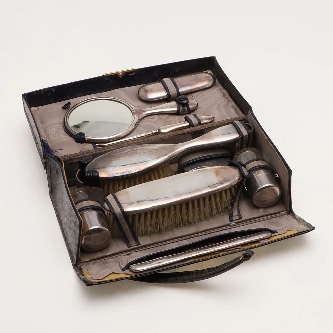 A GEORGE V CASED TRAVELLING VANITY SET. — Silver — Lawrences Auctioneers