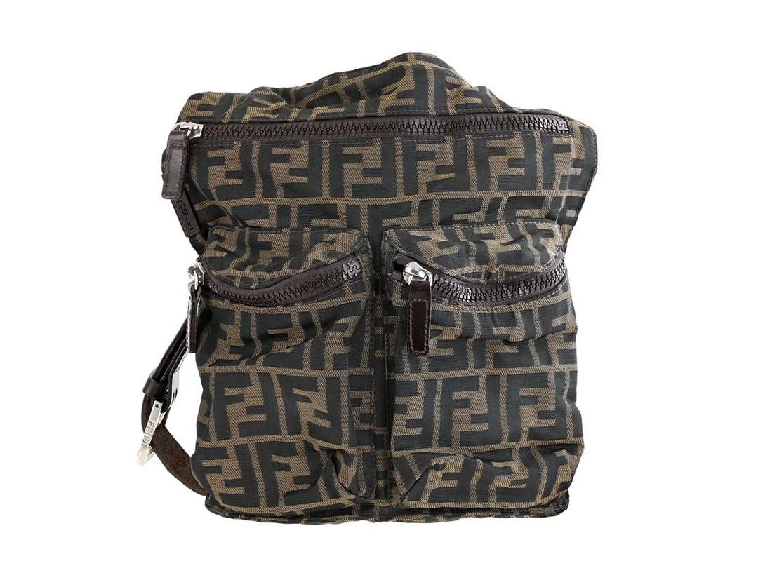 VÄSKA, FENDI, Zucca Shoulder Bag, brun, canvas, läder, silverfärgade beslag, 23x27x5 cm, made in Italy, justerbar axelrem. — Accessoarer/Väskor — Kaplans