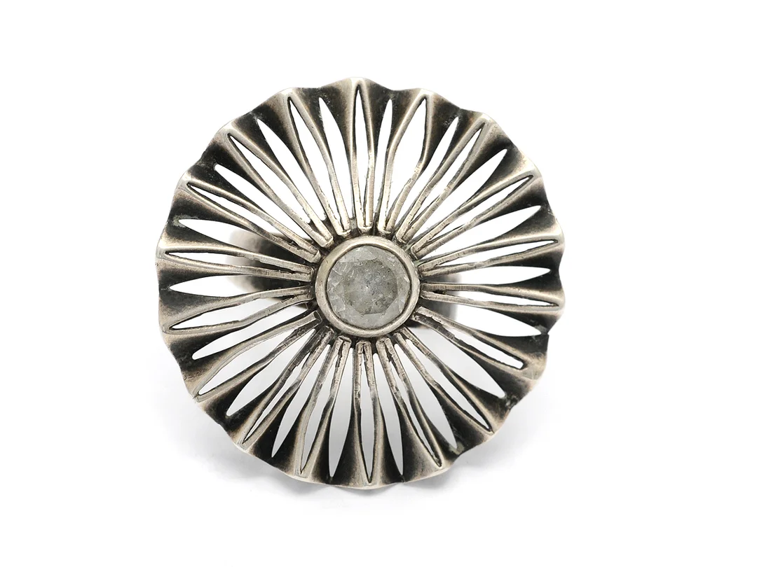 ALTON, ring, silver, syntetisk spinell, nagg, Falköping 1971, stl ca 18 mm, går att justera, skev ringskena. — Smycken/Ring — Kaplans