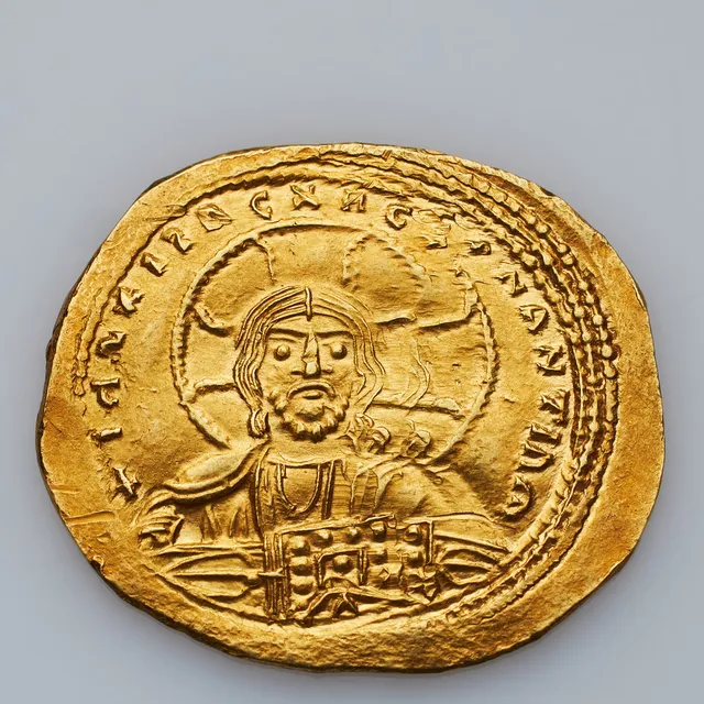 GULDMYNT, Konstantin IX Monomachos, bysantinsk kejsare 1042-1055, Histamenon Nomisma, "supernovamyntet" präglad i Konstantinopel, avbildar Kristus Pantokrator, på andra sidan kejsaren med ett riksäpple och mellan två stjärnor.
