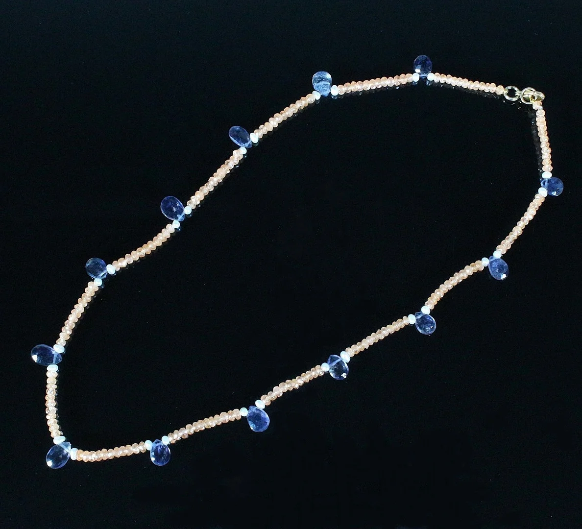 Collier mit Karneol, Wassersaphir (Iolith) und Zuchtperlen, Schließe aus 925er Silber, vergoldet. — Necklace — Stockholms Auktionsverk Düsseldorf/Neuss
