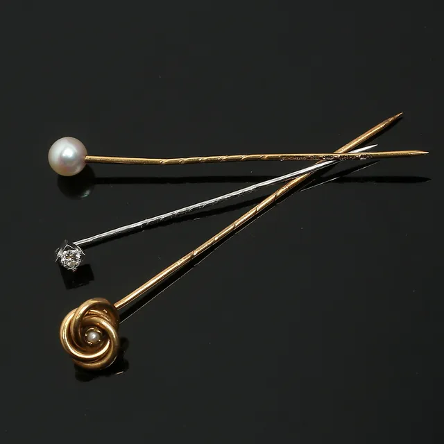 KRÅSNÅLAR, 3 st, 18K guld/vitguld, odlade pärlor respektive en briljantslipad diamant ca 0,10 ct.