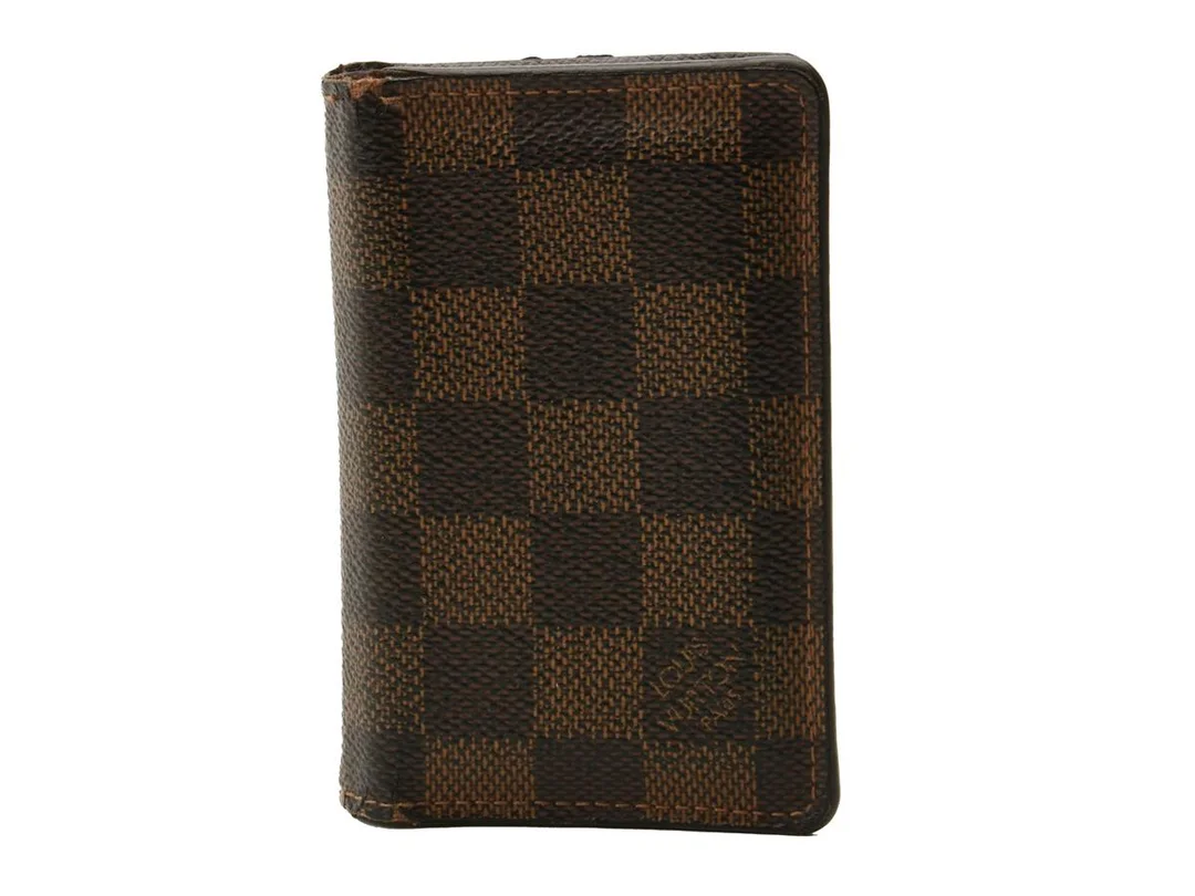 PLÅNBOK, LOUIS VUITTON, monogram ebene damier, 11x7 cm, kort, sedel, märkt MI2067, år 2007, skadad, slitage, dustbag, originalask. — Accessoarer/Plånböcker — Kaplans