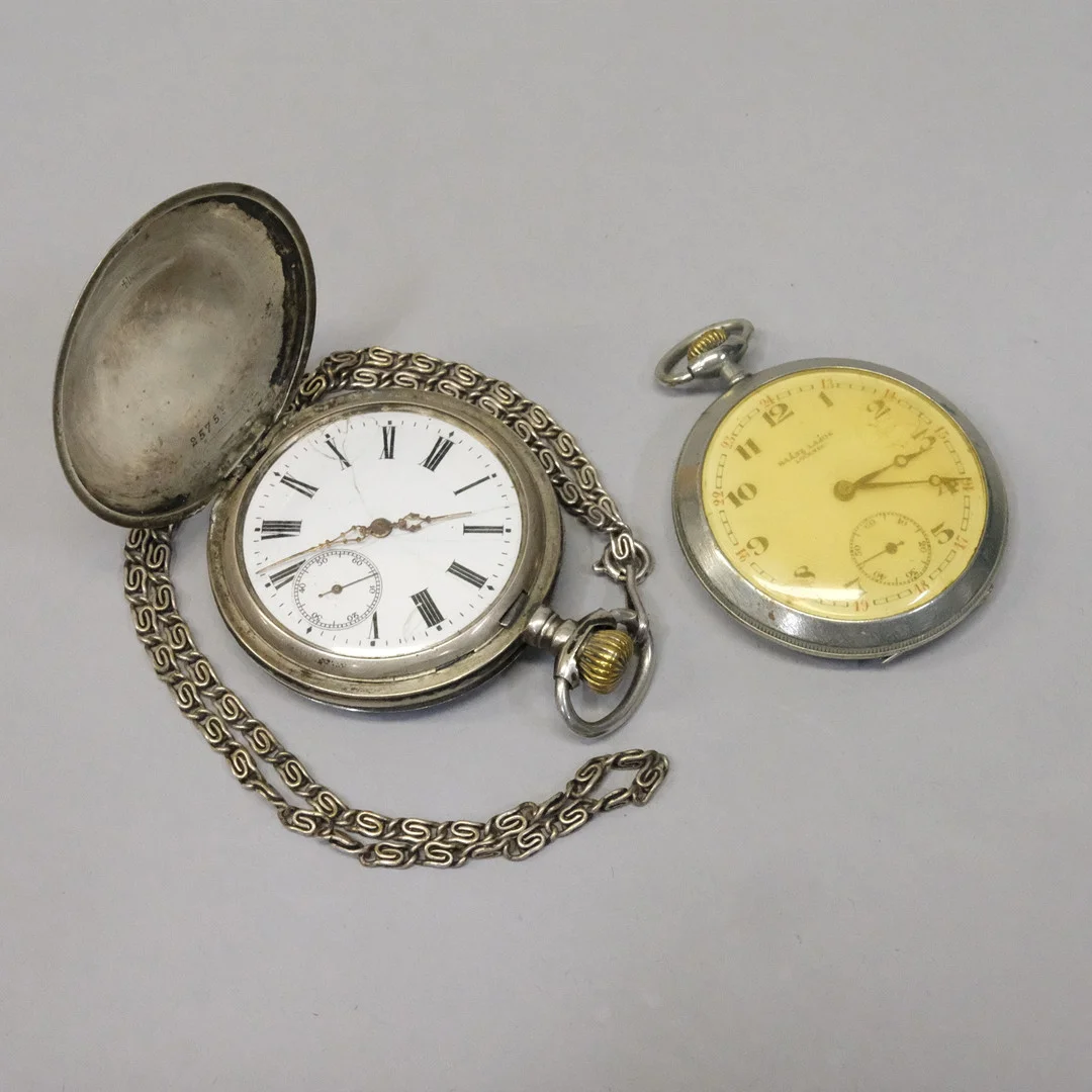 TVÅ FICKUR VARAV ETT MED SILVERBOETT. — Pocket & Stop Watches — Björnssons Auktionskammare