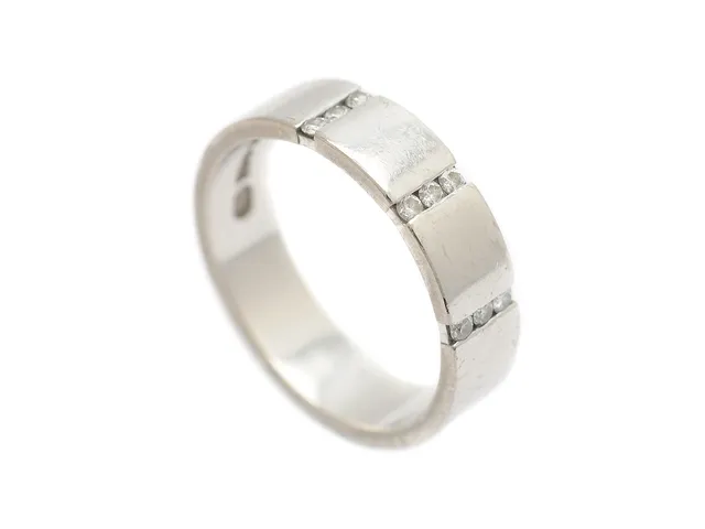 ENGELBERT, ring, 18K vitguld, 9 briljantslipade diamanter 0,18 ctv enligt gravyr, ca W/SI, stl 18,25 mm, vikt 7,1 g, nagg på en diamant.