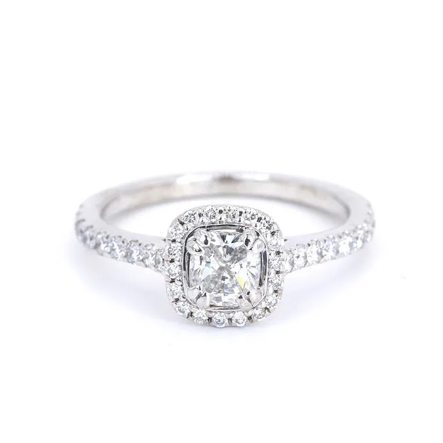 18CT 1.04CT DIAMOND HALO RING.