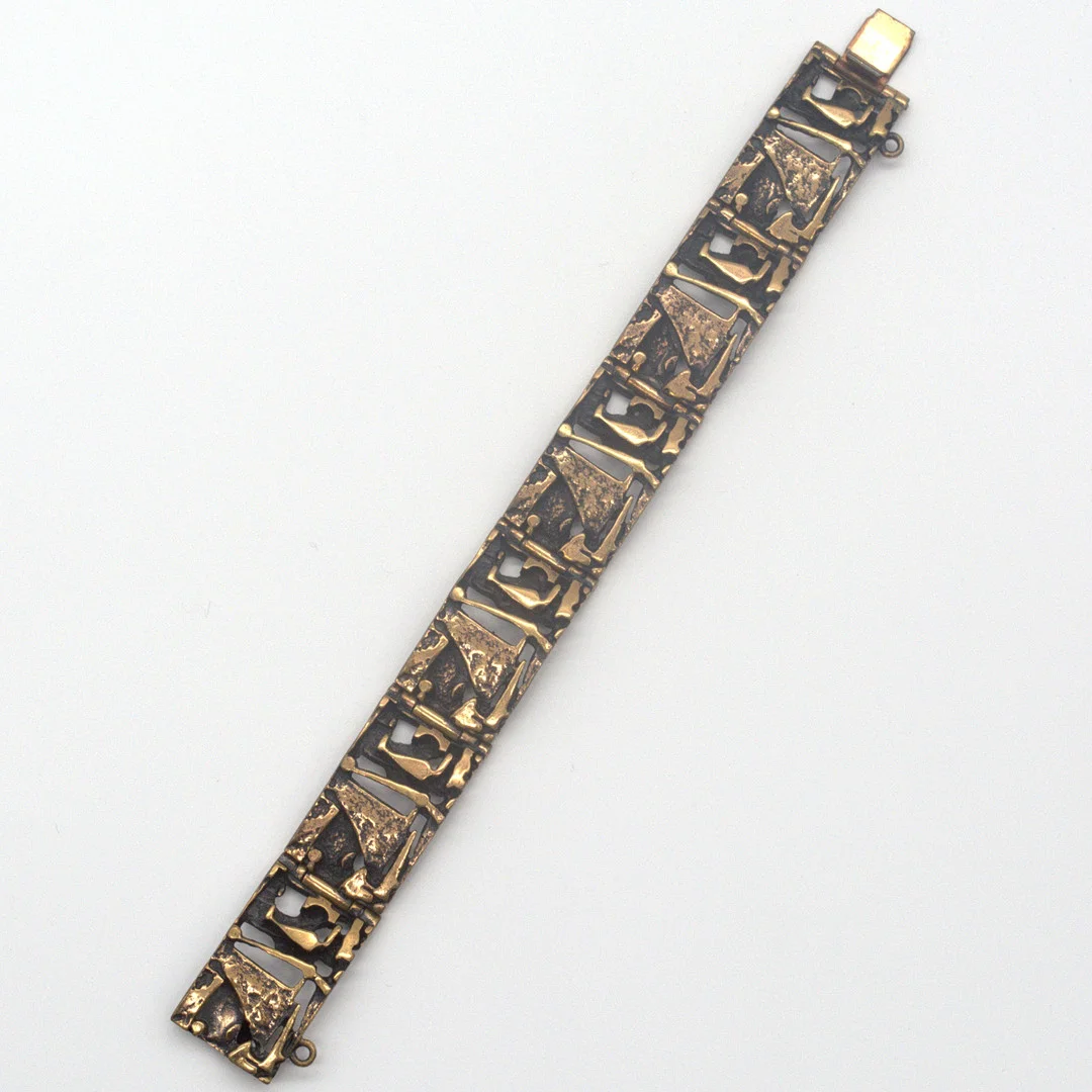 JORMA LAINE. FÜR AURAN KULTASEPPÄ (FINNLAND) BRUTALISTISCHES BRONZE ARMBAND UM CA. 1960, SIGNIERT UND PUNZIERT. — Bracelets — Kunst- und Auktionshaus Kleinhenz