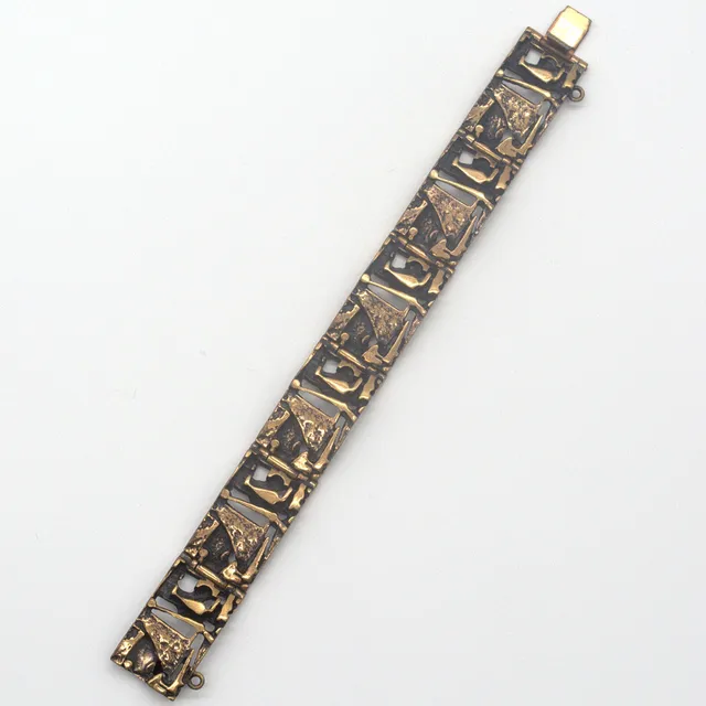 JORMA LAINE. FÜR AURAN KULTASEPPÄ (FINNLAND) BRUTALISTISCHES BRONZE ARMBAND UM CA. 1960, SIGNIERT UND PUNZIERT.