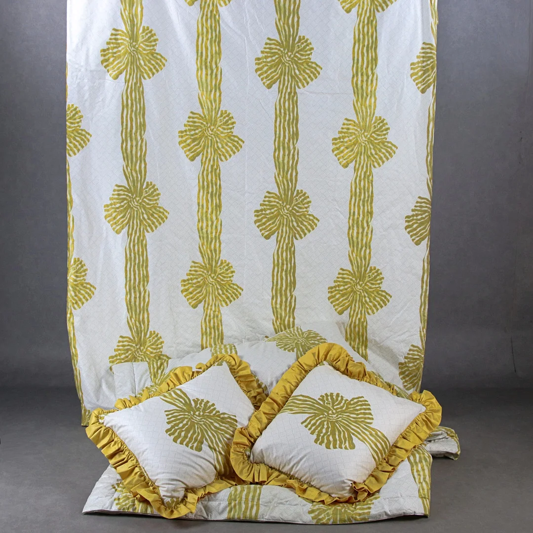 SÄNGÖVERKAST, 2 KUDDAR och 2 GARDINLÄNGDER, 5 delar, bomull, 1990-talets slut. — Textiles — Höganäs Auktionsverk