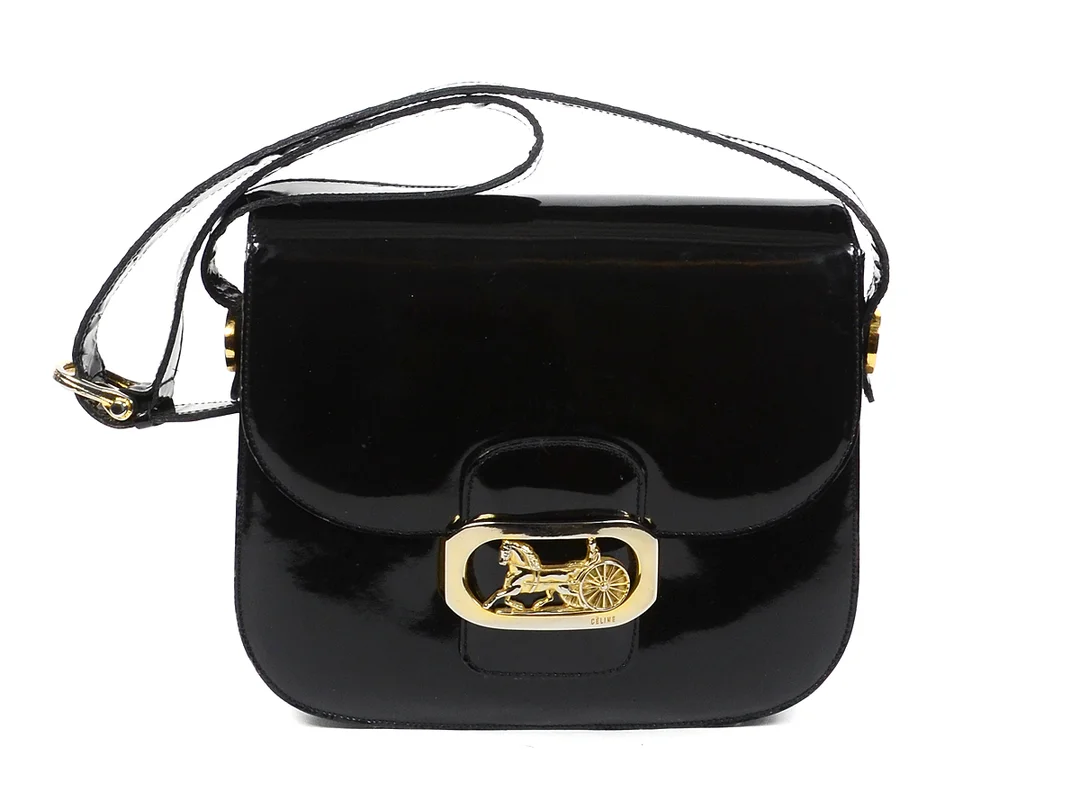 VÄSKA, CELINE, vintage, svart skinnlack gulmetall detaljer, 22x18x5cm, dustbag, några märken i lacken. — Accessoarer/Väskor — Kaplans