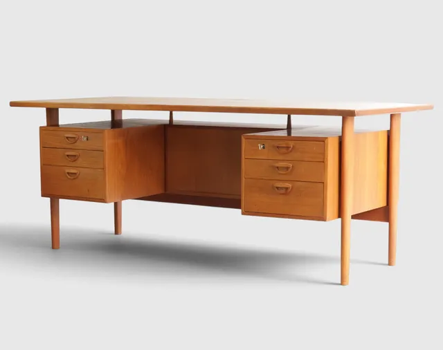 KAI KRISTIANSEN. Fritstående skrivebord af teak med svævende plade, front med seks skuffer, bagside indrettet med bogkasser og hylde. Udført hos Feldballe Møbelfabrik, model '59'. Danmark, 1960'erne.