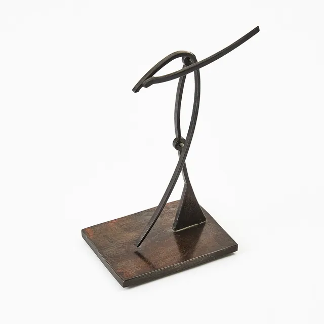 LENNY CLARHÄLL (FÖDD 1938). Geometrisk komposition på sockel.