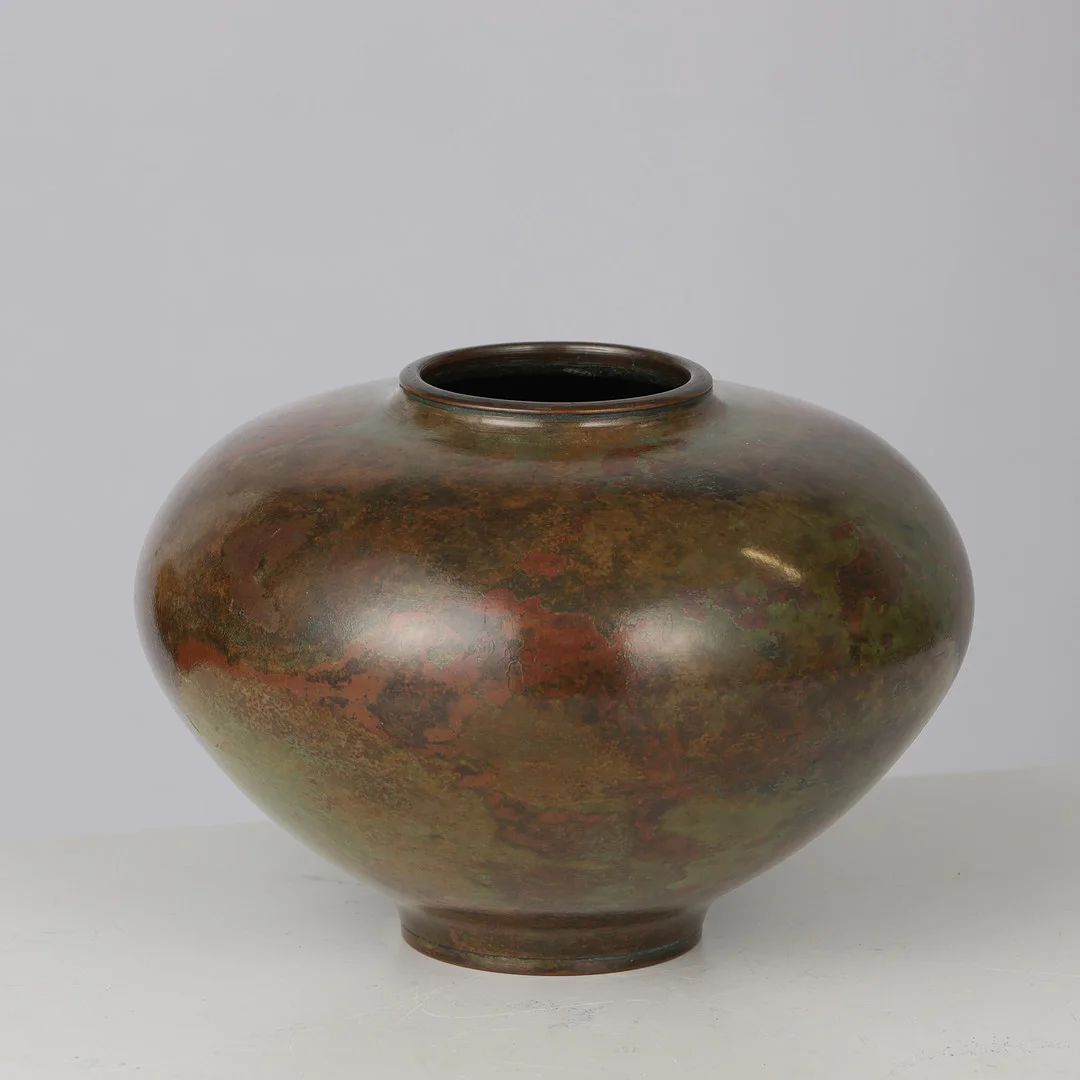 Buttet vase af bronze med flerfarvet patinering, stemplet, Japan, 1960/70'erne. — Bronzes — Palsgaard Kunstauktioner