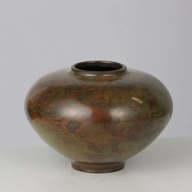 Buttet vase af bronze med flerfarvet patinering, stemplet, Japan, 1960/70'erne.
