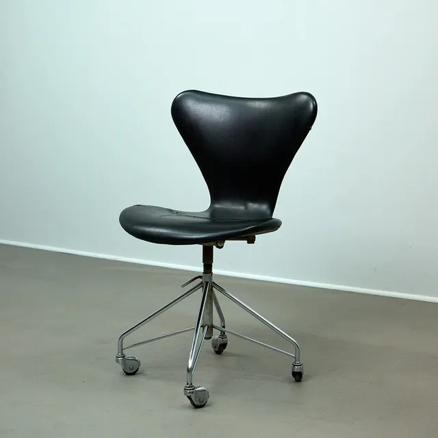 ARNE JACOBSEN. für Fritz Hansen. Bürostuhl, Modell 3117, 1960er Jahre, Dänemark.