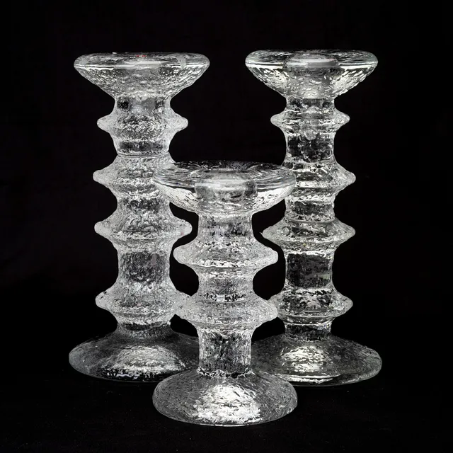 TIMO SARPANEVA. Ljusstakar, 2+1, glas, "Festivo", formgivna 1967, en monogramsignerad, två etikettmärkta, Iittala, Finland.