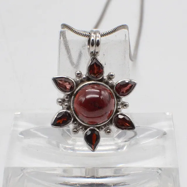 COLLIERANHÄNGER MIT ALMANDIN "SONNE", CABOCHON UND TROPFENFORM, FASSUNG UND SCHLANGENKETTE AUS STERLINGSILBER, VINTAGE.