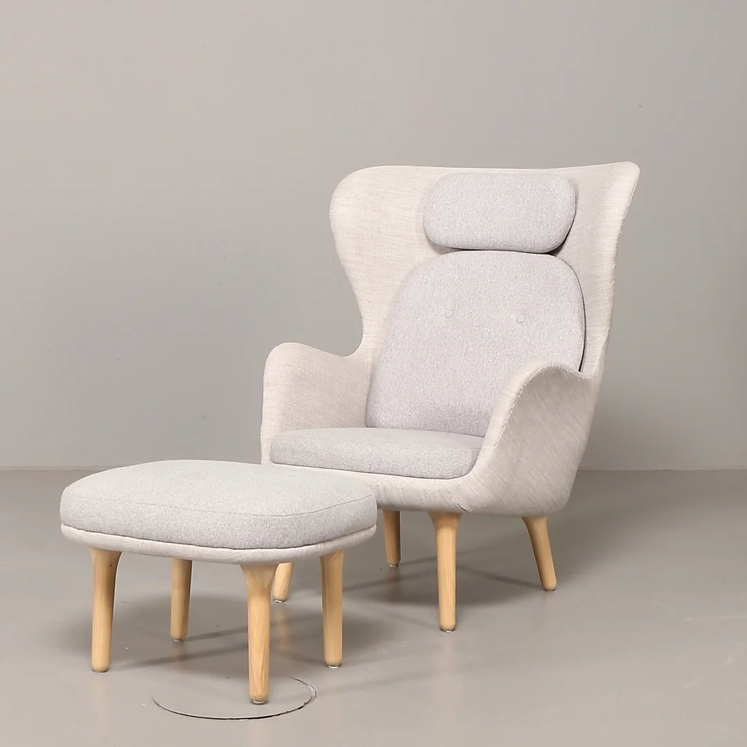 FÅTÖLJ MED FOTPALL, grå klädsel, 2000-tal. — Armchairs & Chairs — Garpenhus Auktioner