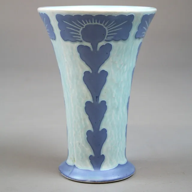JOSEF EKBERG. VAS, keramik, "Sgraffito" Gustavsberg, signerad och daterad 1922.