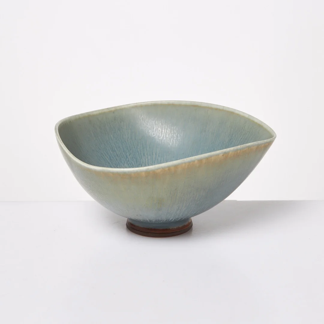 BERNDT FRIBERG. Skål, stengods, harpälsglasyr i ljusblått, undertill signerad, daterad 1976, Gustavsbergs studio. — European — Stockholms Auktionsverk Sickla