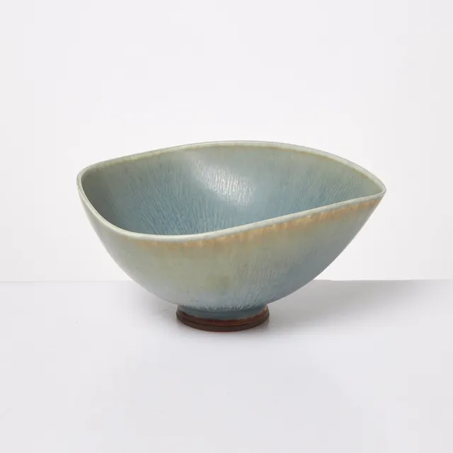 BERNDT FRIBERG. Skål, stengods, harpälsglasyr i ljusblått, undertill signerad, daterad 1976, Gustavsbergs studio.
