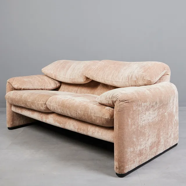 VICO MAGISTRETTI (1920-2006). Cassina, Sofa / Couch, Modell 'Maralunga', Velours, Kunststoff, Entwurf 1970er Jahre, Italien.