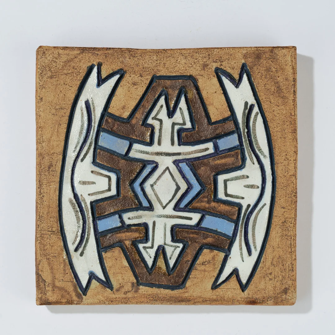 Kvadratisk relief af delvist glaseret stentøj udsmykket med motiv i tribal-stil, signeret "P.J.", Danmark, 20. århundrede. — European — Palsgaard Kunstauktioner