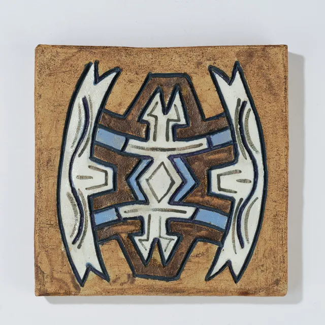 Kvadratisk relief af delvist glaseret stentøj udsmykket med motiv i tribal-stil, signeret "P.J.", Danmark, 20. århundrede.