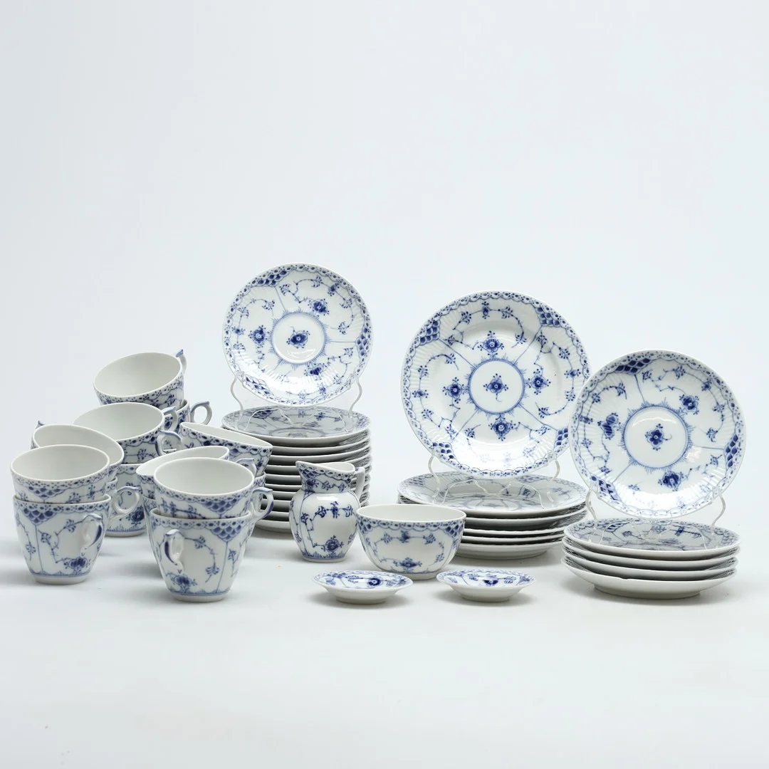 ROYAL COPENHAGEN, kaffeservis, 41 delar, "Musselmalet", halvblond, porslin, II:a och I:a sortering. — European — Stockholms Auktionsverk Helsingborg